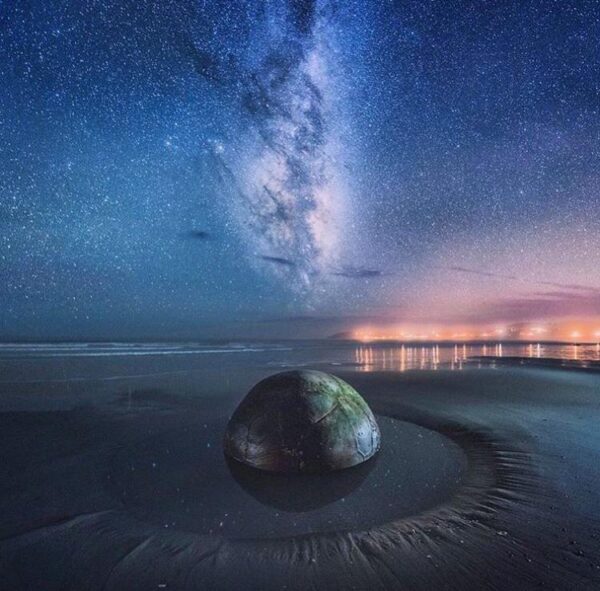 Maqna.id - Moeraki Boulders, Otago, New Zealand (Courtesy Picture: @danielkordan)